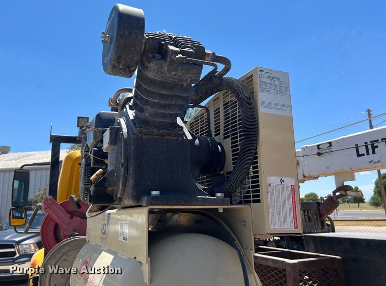 image for item DO2428 2013 International  DuraStar 4300 flatbed truck with crane