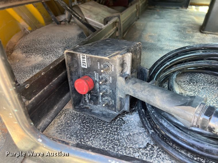 image for item DO2428 2013 International  DuraStar 4300 flatbed truck with crane