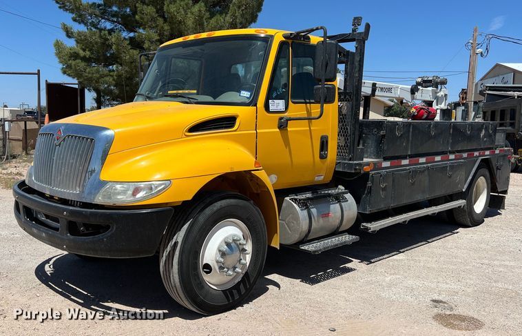 image for item DO2429 2018 International  DuraStar 4300 flatbed truck with crane
