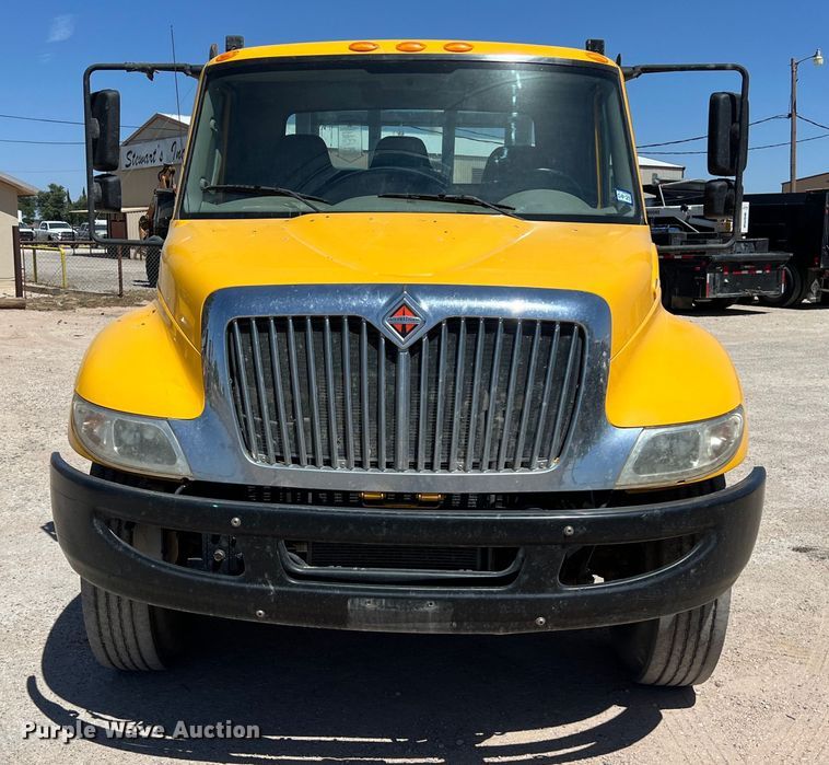 image for item DO2429 2018 International  DuraStar 4300 flatbed truck with crane