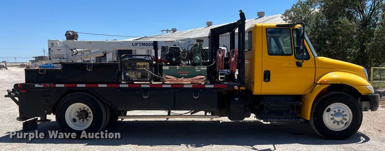 image for item DO2429 2018 International  DuraStar 4300 flatbed truck with crane