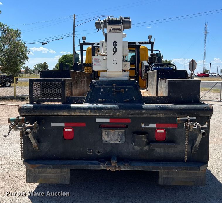 image for item DO2429 2018 International  DuraStar 4300 flatbed truck with crane