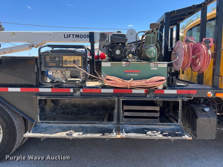 image for item DO2429 2018 International  DuraStar 4300 flatbed truck with crane