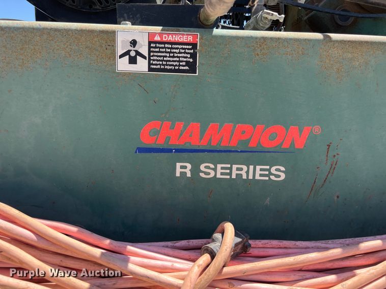 image for item DO2429 2018 International  DuraStar 4300 flatbed truck with crane