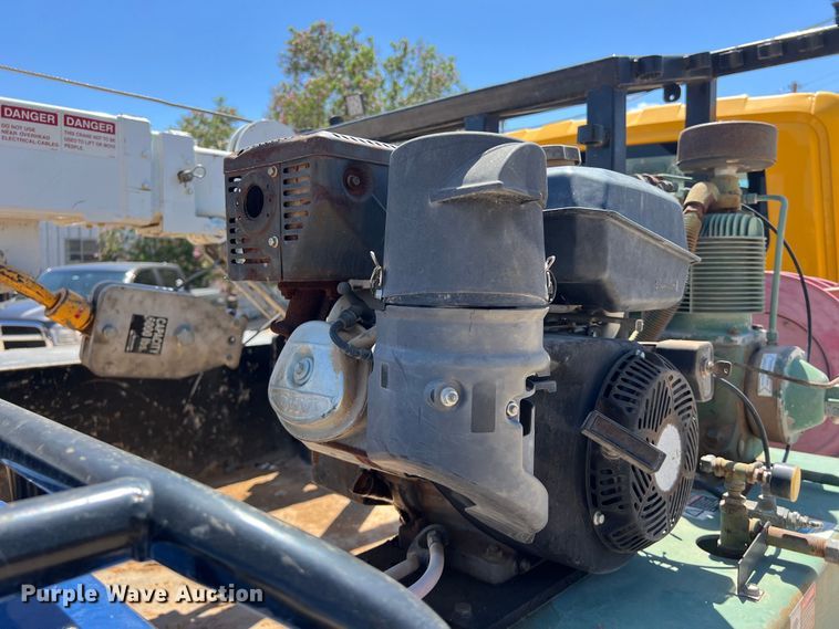 image for item DO2429 2018 International  DuraStar 4300 flatbed truck with crane