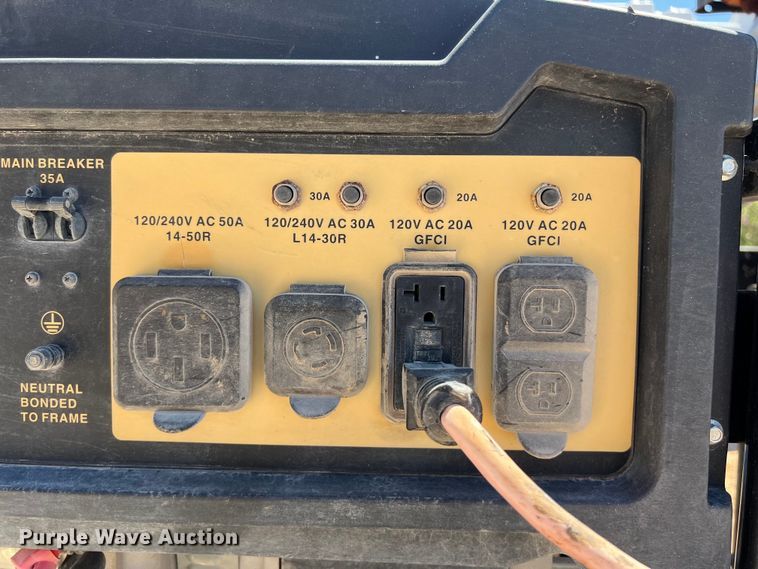 image for item DO2429 2018 International  DuraStar 4300 flatbed truck with crane