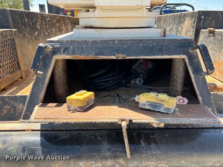 image for item DO2429 2018 International  DuraStar 4300 flatbed truck with crane