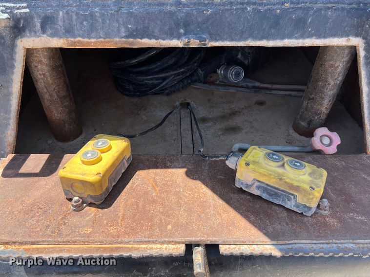 image for item DO2429 2018 International  DuraStar 4300 flatbed truck with crane