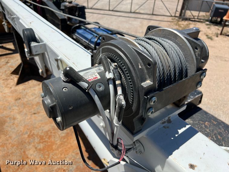 image for item DO2429 2018 International  DuraStar 4300 flatbed truck with crane