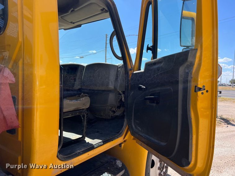 image for item DO2430 2009 International  DuraStar 4300 winch truck