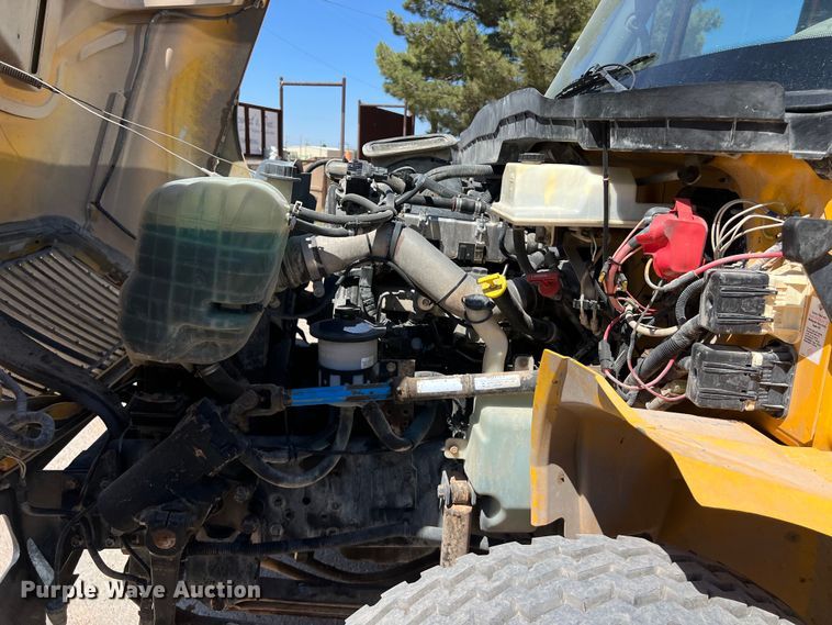 image for item DO2430 2009 International  DuraStar 4300 winch truck