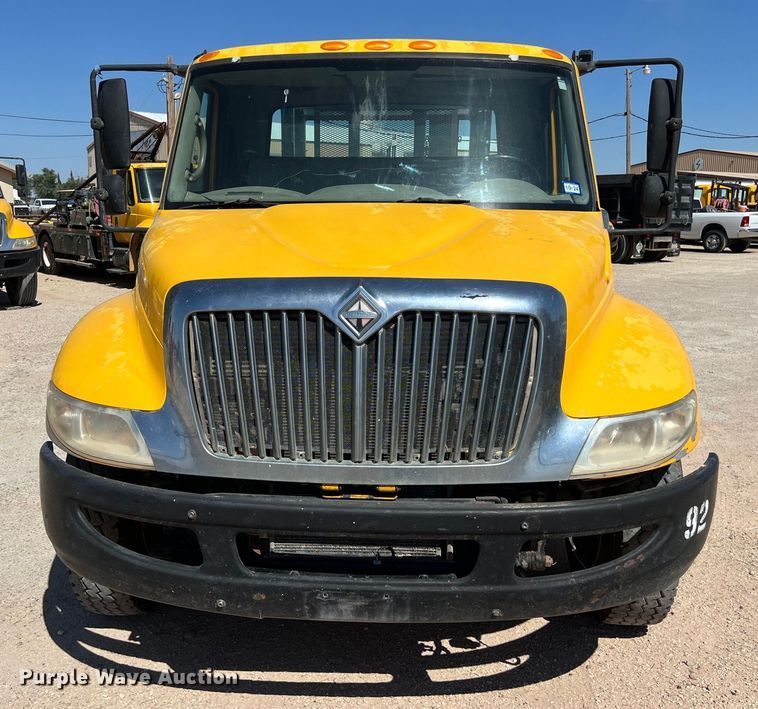 image for item DO2432 2009 International  DuraStar 4300 flatbed truck with crane