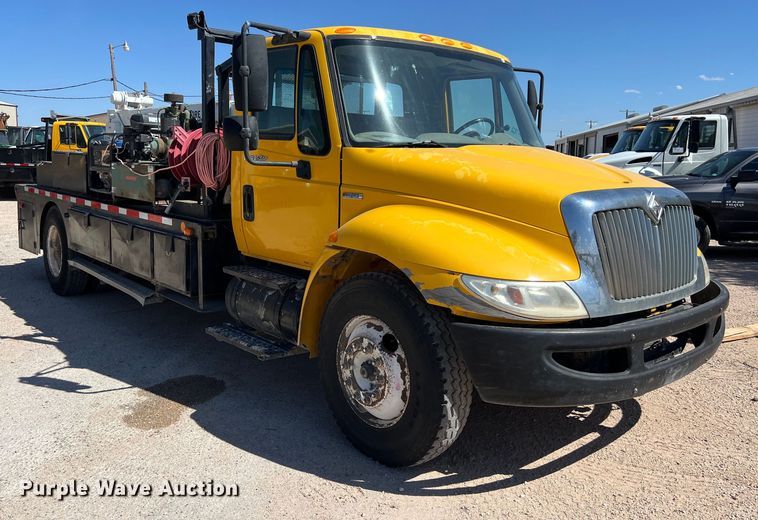 image for item DO2432 2009 International  DuraStar 4300 flatbed truck with crane