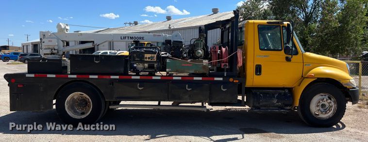 image for item DO2432 2009 International  DuraStar 4300 flatbed truck with crane