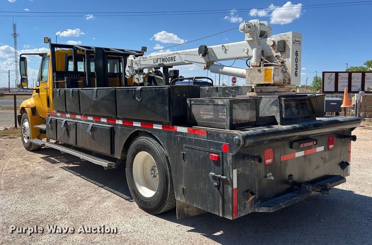 image for item DO2432 2009 International  DuraStar 4300 flatbed truck with crane