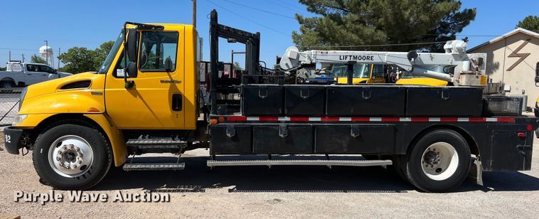 image for item DO2432 2009 International  DuraStar 4300 flatbed truck with crane