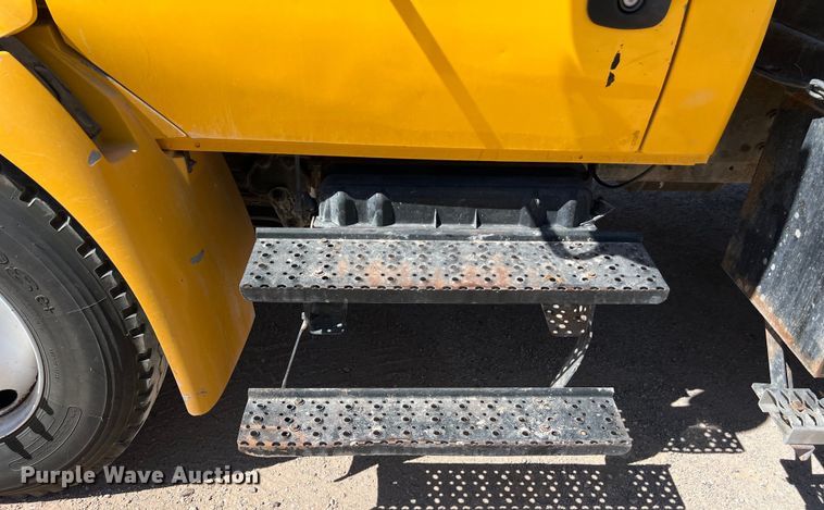 image for item DO2432 2009 International  DuraStar 4300 flatbed truck with crane