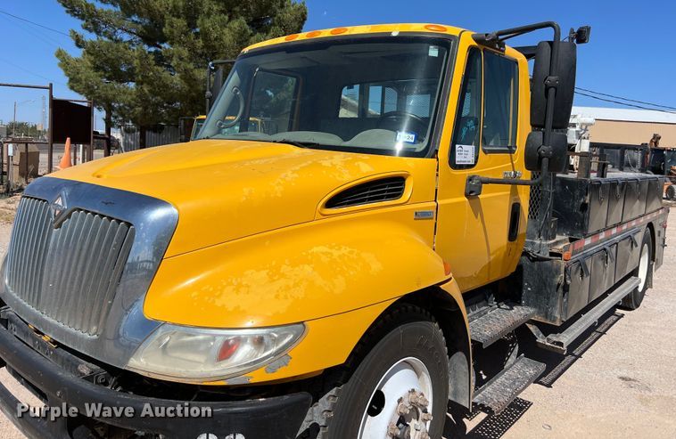 image for item DO2432 2009 International  DuraStar 4300 flatbed truck with crane