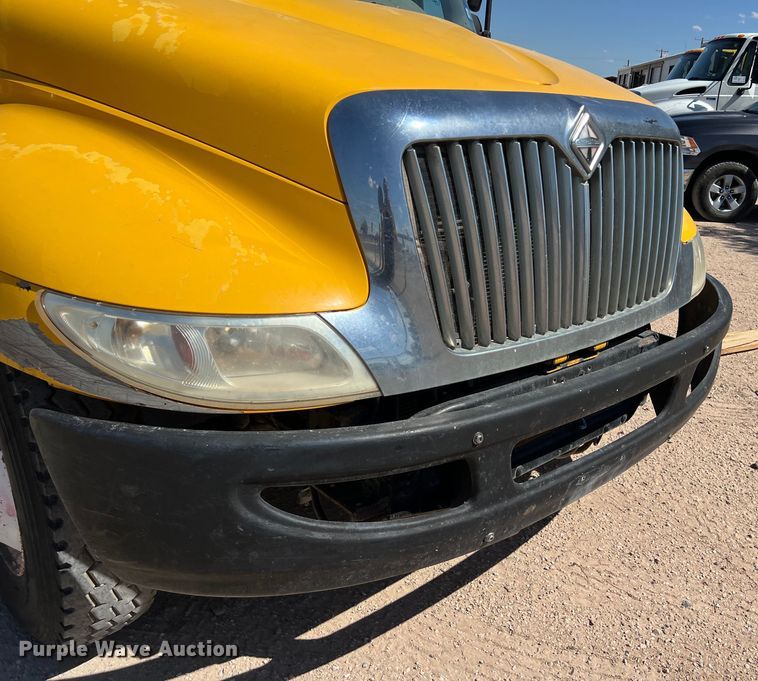 image for item DO2432 2009 International  DuraStar 4300 flatbed truck with crane