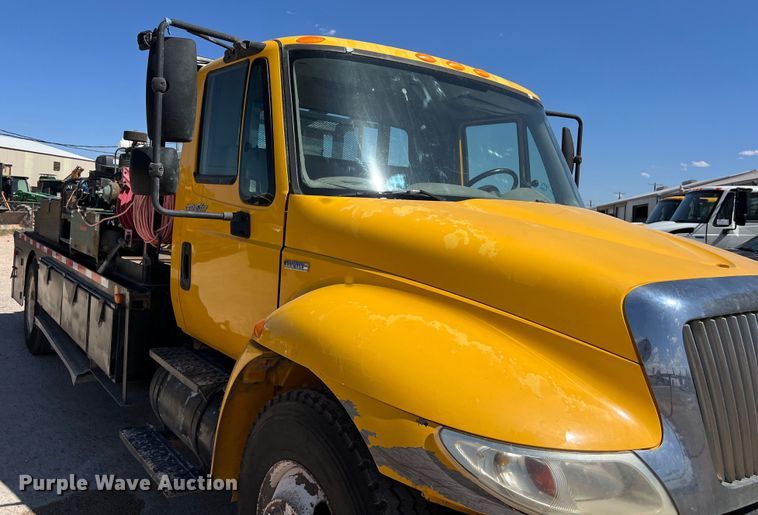 image for item DO2432 2009 International  DuraStar 4300 flatbed truck with crane