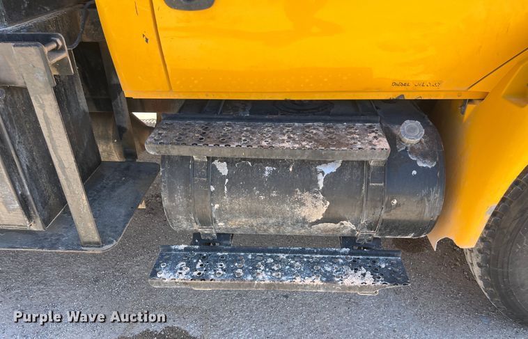 image for item DO2432 2009 International  DuraStar 4300 flatbed truck with crane