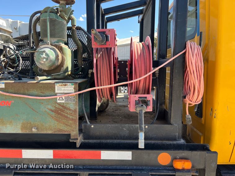 image for item DO2432 2009 International  DuraStar 4300 flatbed truck with crane