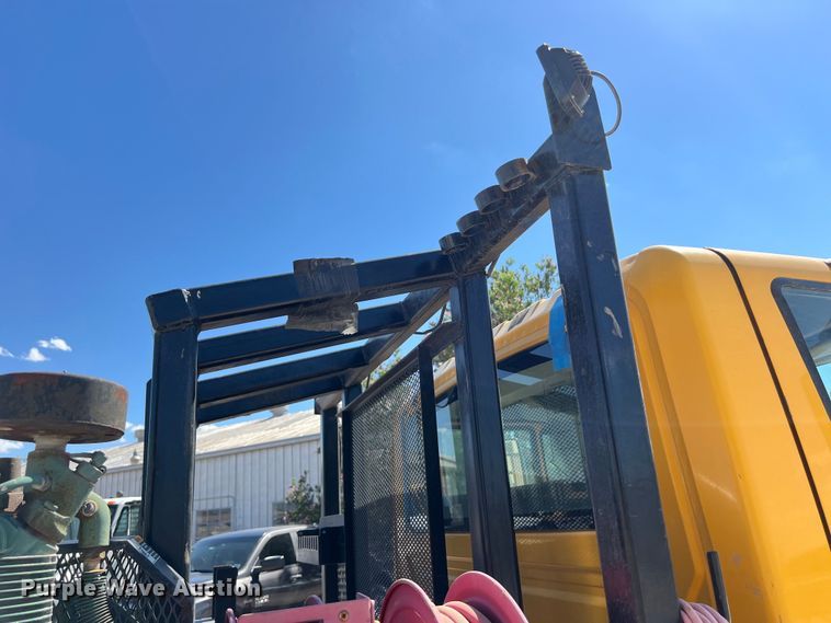 image for item DO2432 2009 International  DuraStar 4300 flatbed truck with crane