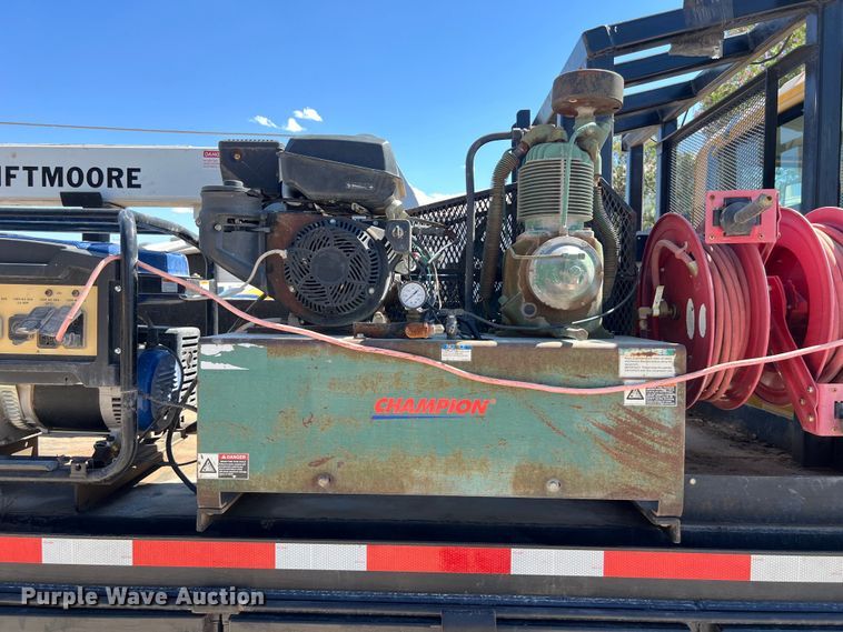 image for item DO2432 2009 International  DuraStar 4300 flatbed truck with crane