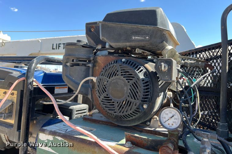 image for item DO2432 2009 International  DuraStar 4300 flatbed truck with crane