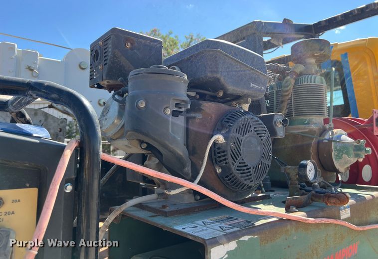 image for item DO2432 2009 International  DuraStar 4300 flatbed truck with crane