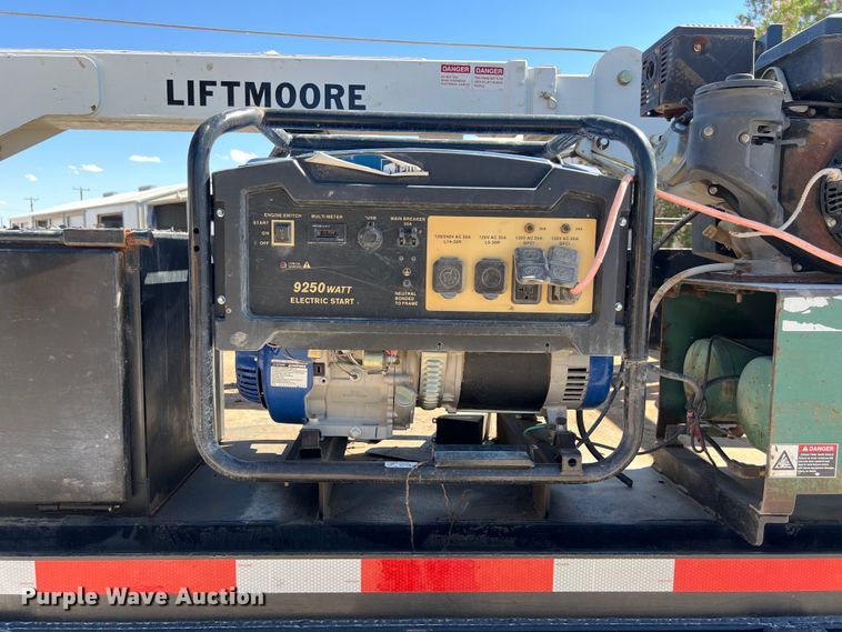 image for item DO2432 2009 International  DuraStar 4300 flatbed truck with crane