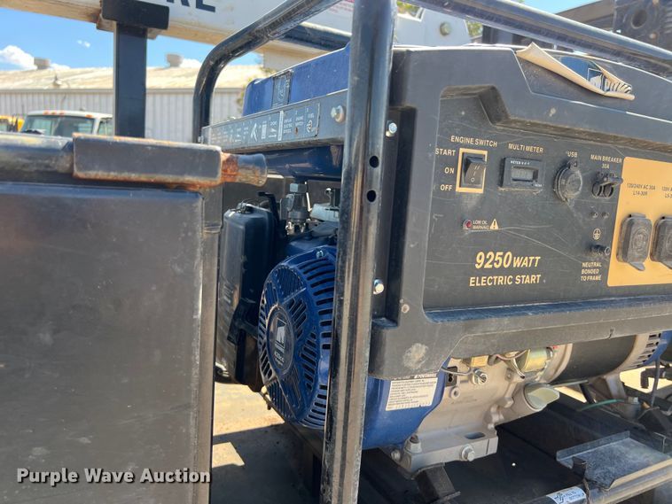 image for item DO2432 2009 International  DuraStar 4300 flatbed truck with crane