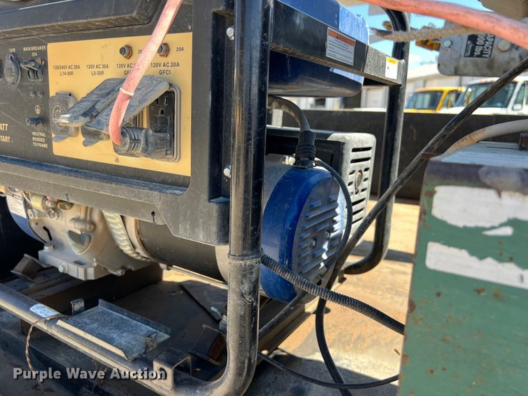 image for item DO2432 2009 International  DuraStar 4300 flatbed truck with crane