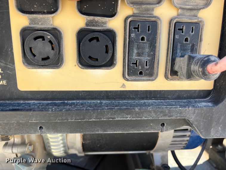 image for item DO2432 2009 International  DuraStar 4300 flatbed truck with crane