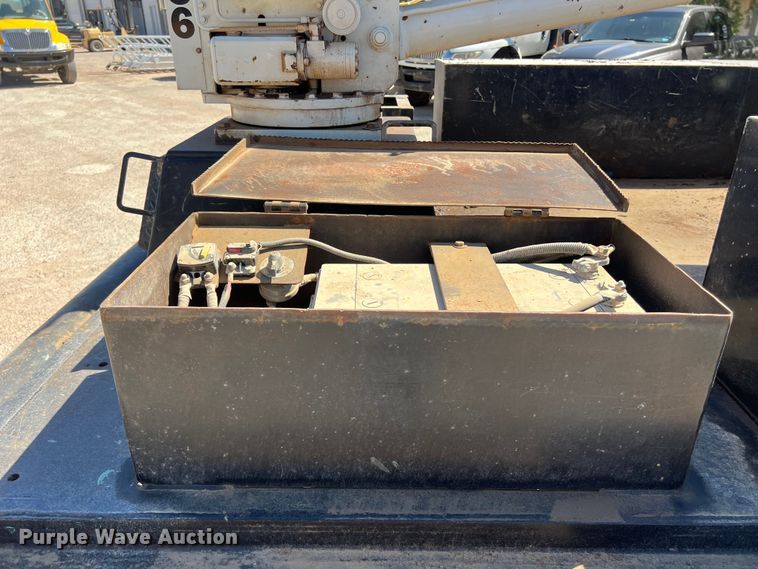 image for item DO2432 2009 International  DuraStar 4300 flatbed truck with crane