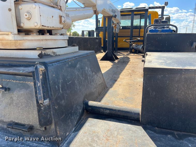 image for item DO2432 2009 International  DuraStar 4300 flatbed truck with crane