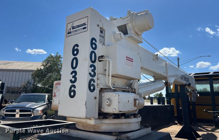 image for item DO2432 2009 International  DuraStar 4300 flatbed truck with crane