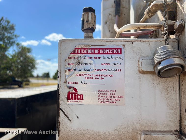 image for item DO2432 2009 International  DuraStar 4300 flatbed truck with crane