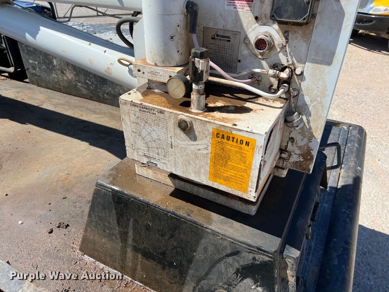 image for item DO2432 2009 International  DuraStar 4300 flatbed truck with crane