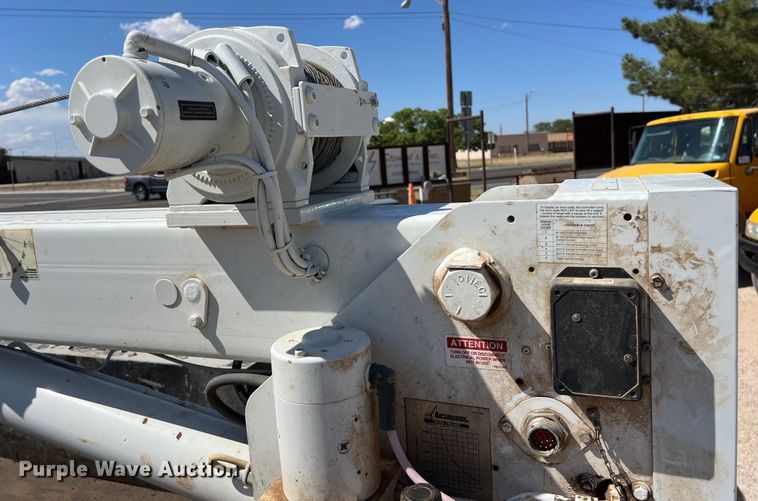 image for item DO2432 2009 International  DuraStar 4300 flatbed truck with crane