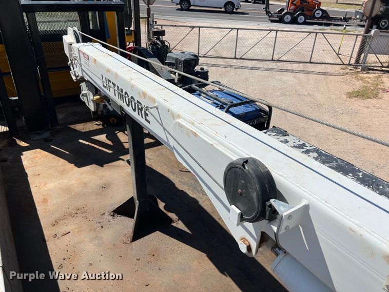 image for item DO2432 2009 International  DuraStar 4300 flatbed truck with crane