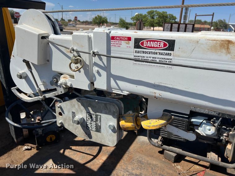 image for item DO2432 2009 International  DuraStar 4300 flatbed truck with crane