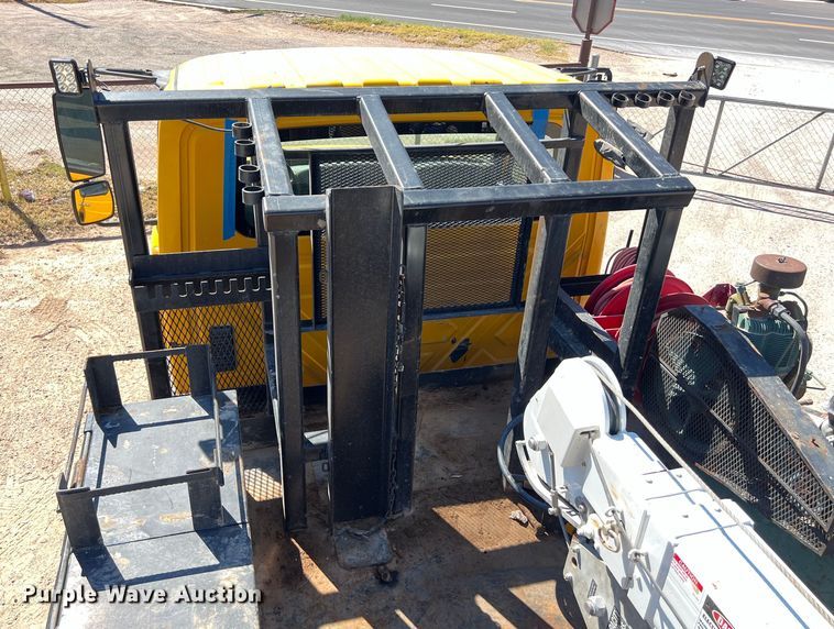 image for item DO2432 2009 International  DuraStar 4300 flatbed truck with crane