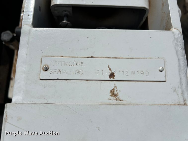 image for item DO2432 2009 International  DuraStar 4300 flatbed truck with crane