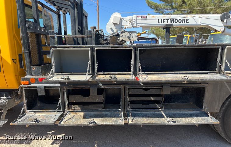 image for item DO2432 2009 International  DuraStar 4300 flatbed truck with crane