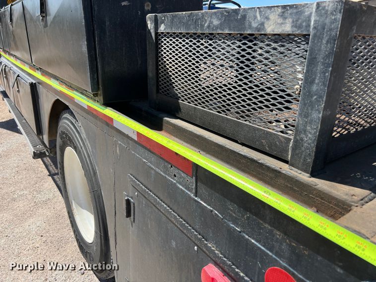 image for item DO2432 2009 International  DuraStar 4300 flatbed truck with crane