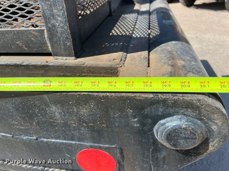 image for item DO2432 2009 International  DuraStar 4300 flatbed truck with crane