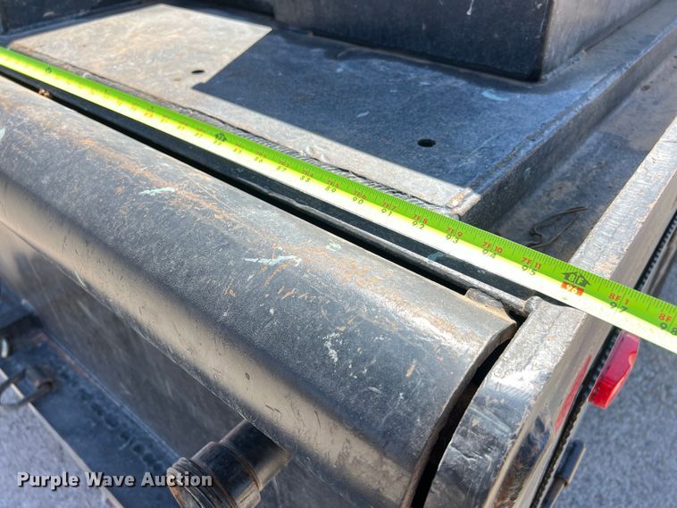 image for item DO2432 2009 International  DuraStar 4300 flatbed truck with crane