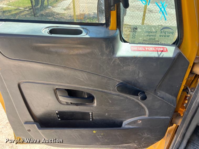 image for item DO2432 2009 International  DuraStar 4300 flatbed truck with crane