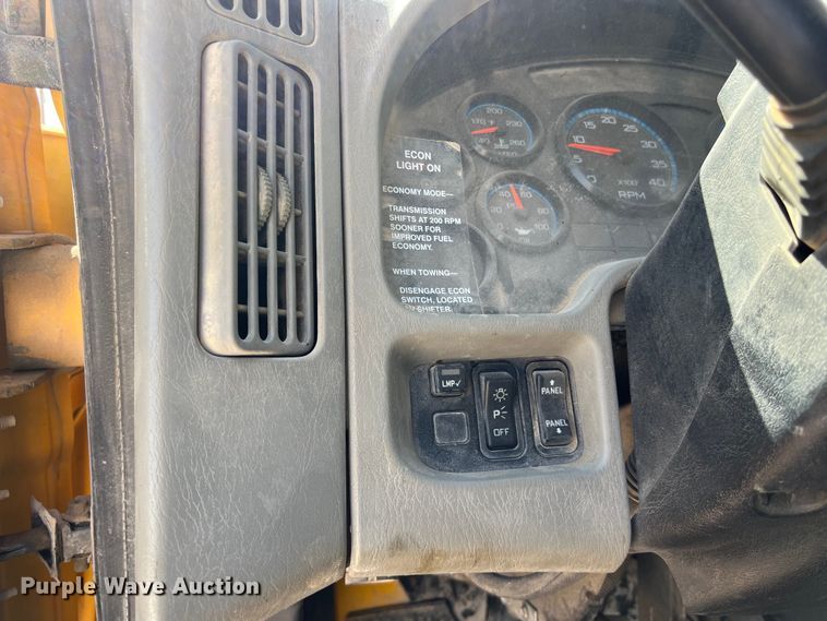 image for item DO2432 2009 International  DuraStar 4300 flatbed truck with crane